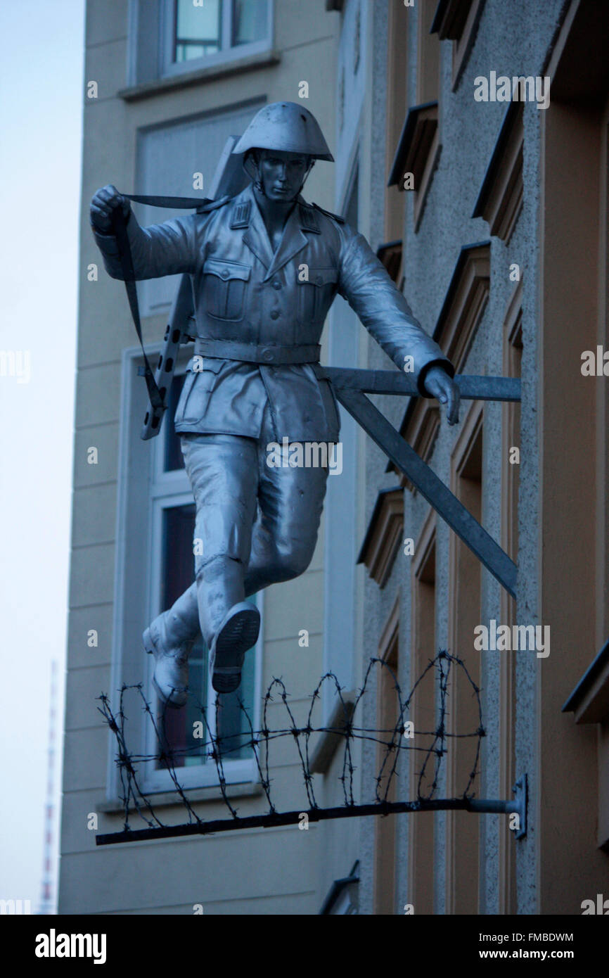 eine Skulptur, die einem beruehmten Foto eines fluechtenden NVA-Soldaten waehrend des Mauerbaus 1963 nachempfunden ist, Brunnens Stock Photo