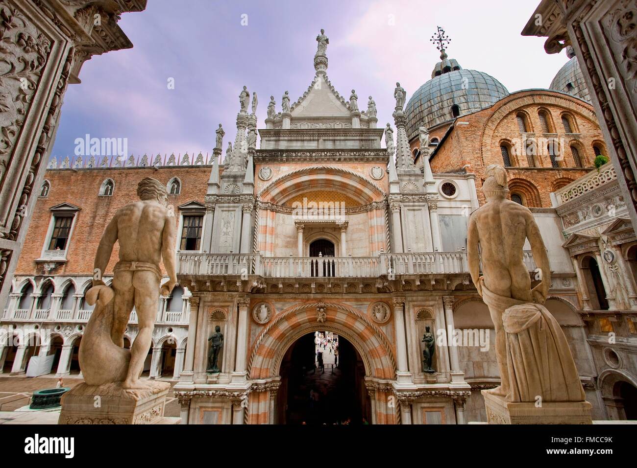 Sculpture doges palace venice hi-res stock photography and images - Alamy