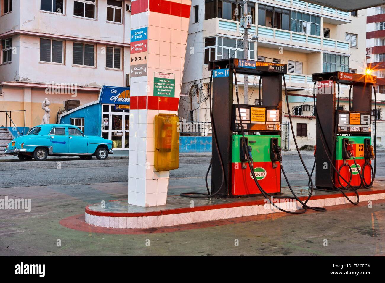 Cuba, Havana, Vintage gas station Stock Photo Alamy