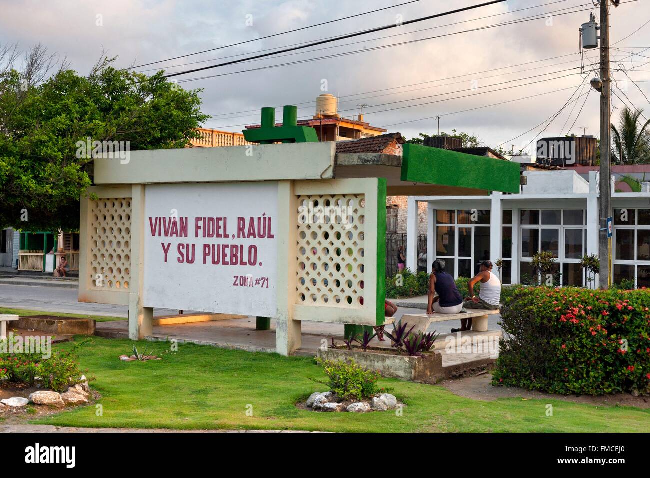 Cuba, Guantanamo, Baracoa, Political slogan in praise of the Castro brothers in front of a public building Stock Photo