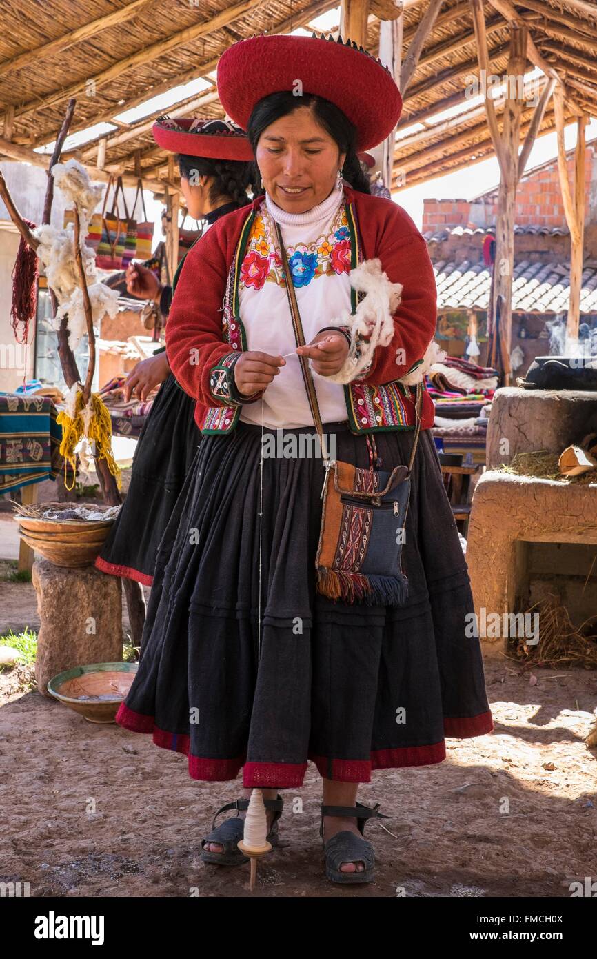 Peru, Cusco Province, Incas Sacred Valley, Chinchero, Quechua weaver women from the Awana Wasi Tocapo community showing their Stock Photo