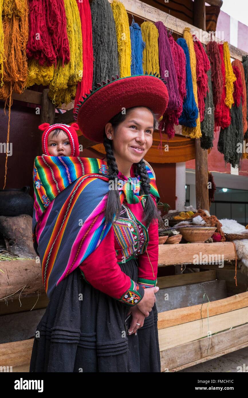 Peru, Cusco Province, Incas Sacred Valley, Chinchero, Quechua weaver ...