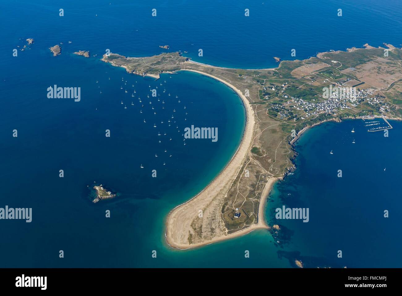 France, Morbihan, Ile d'Houat, En Tal, Treac'h er Goured beach, Er Yoc'h and Er Beg (aerial view) Stock Photo