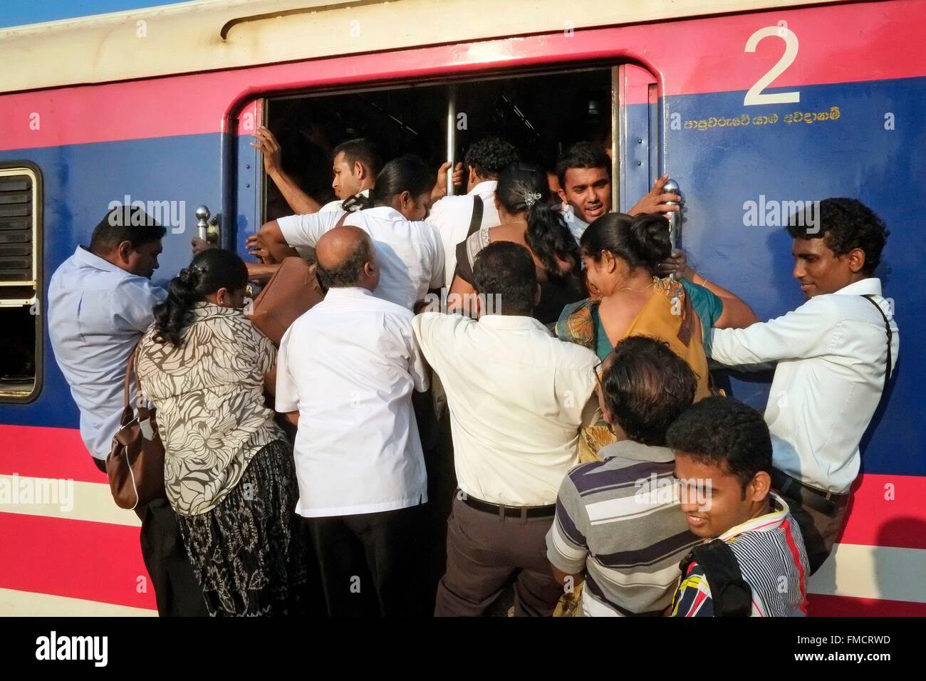 sri-lanka-southern-province-hikkaduwa-the-over-crowded-trains-in-sri-FMCRWD.jpg