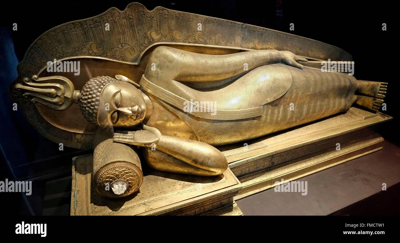 Sri Lanka, Western Province, Colombo, National Museum, recumbent Buddha, 18th - 19th century AD, brass, length 98,5 cm, height Stock Photo