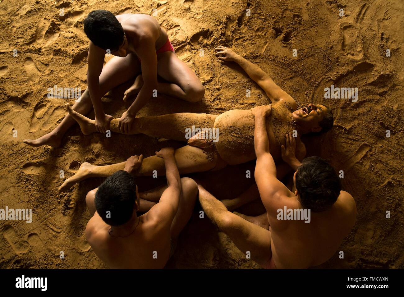 India, Uttar Pradesh State, Varanasi, Kushti or Indian traditional wrestling, the workout takes place in the Akhara, a pit Stock Photo