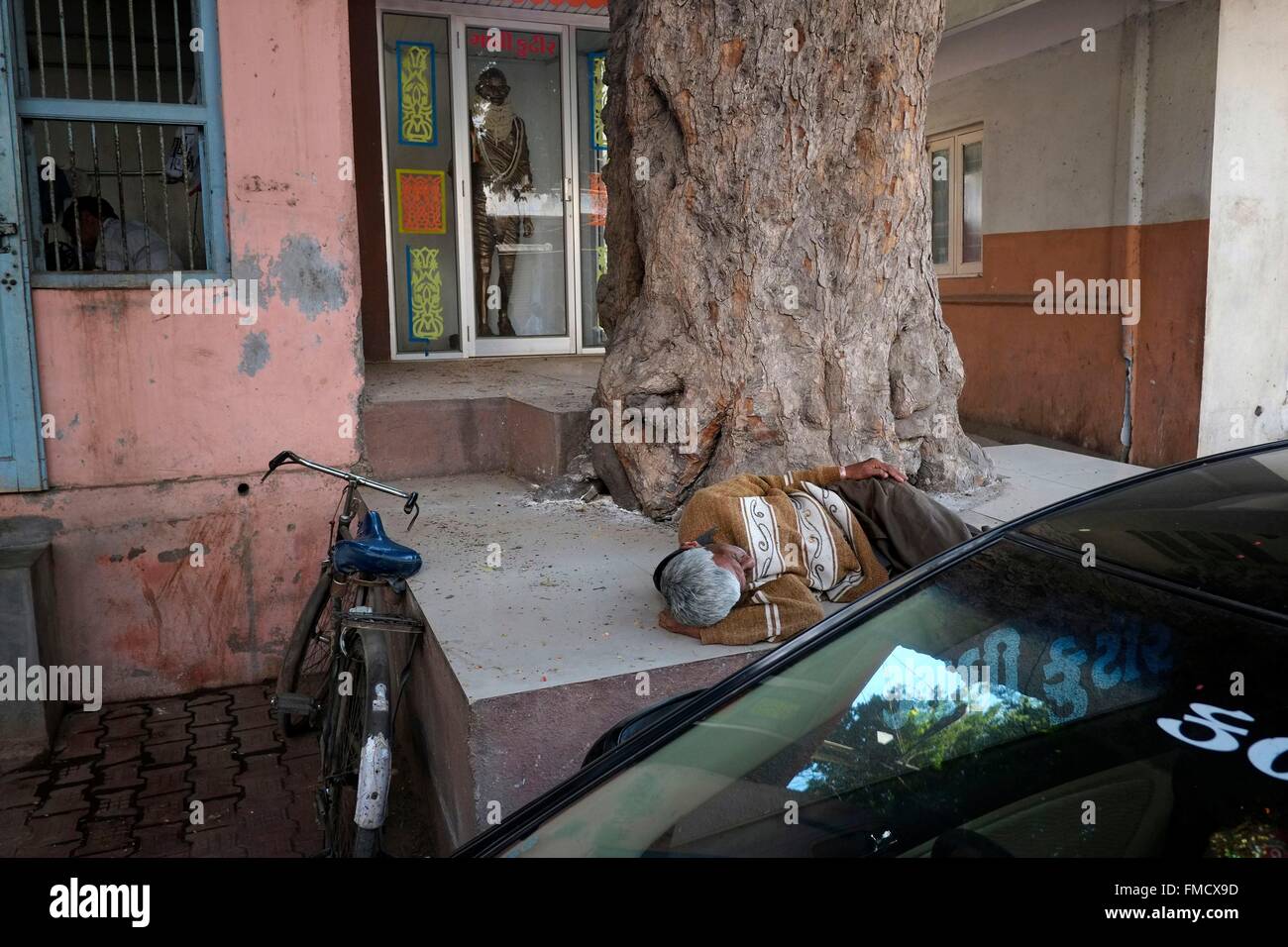 India, Gujarat State, Jamnagar, people sleeping, day and night, alone or in groups, are an integral part of the Indian Stock Photo