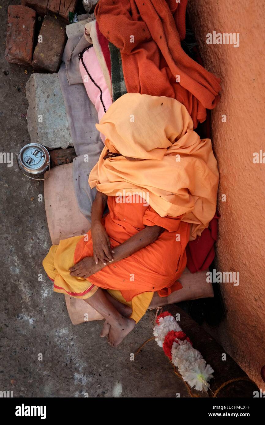 India, Uttarakhand State, Rishikesh, people sleeping, day and night, alone or in groups, are an integral part of the Indian Stock Photo
