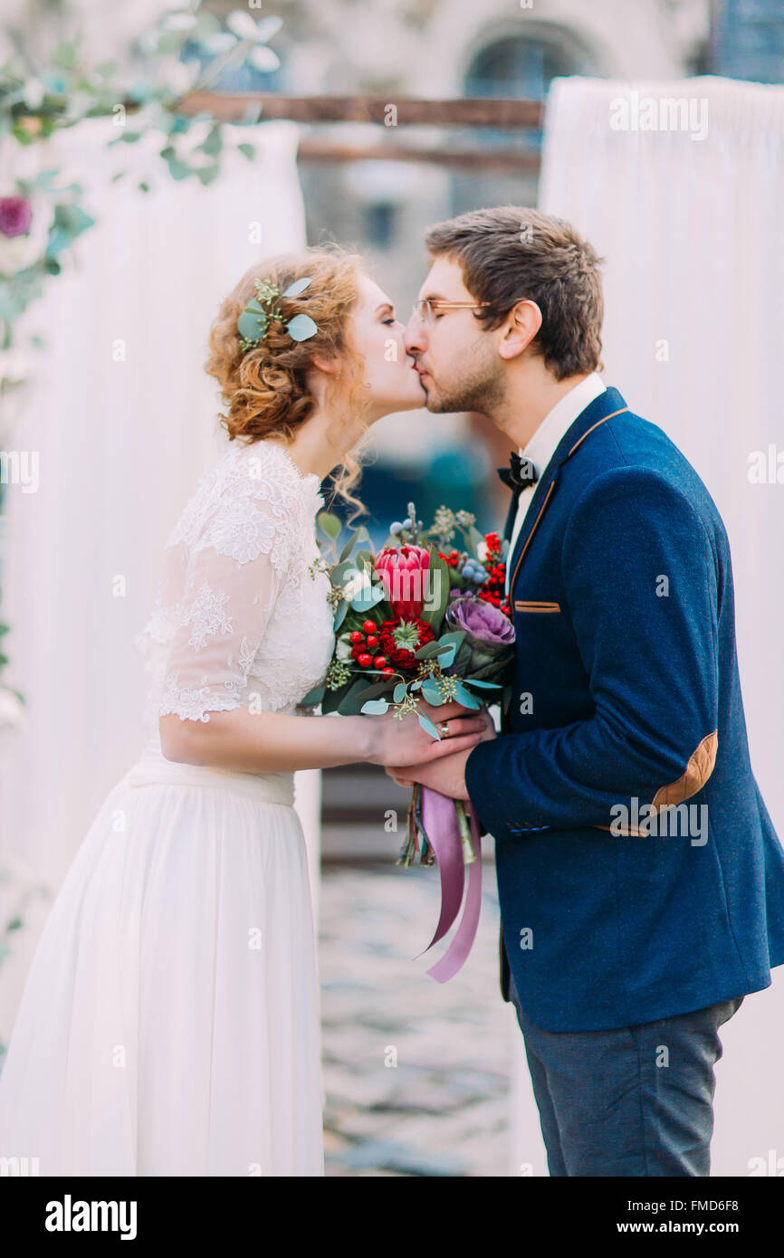 Beautiful bride groom pose hi-res stock photography and images - Alamy