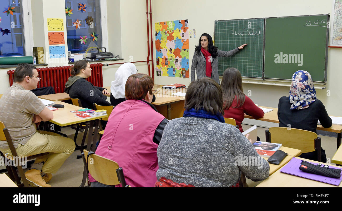 Hanover, Germany. 25th Feb, 2016. Faten Ghazal, Arabic lecturer at VHS Hanover (school for higher education), teaches written and spoken Arabic to men and women at the Wilhelm-Raabe school in Hanover, Germany, 25 February 2016. Many of them participate in order to communicate with refugees. Photo: Holger Hollemann/dpa/Alamy Live News Stock Photo