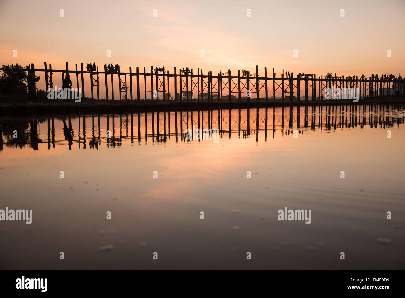 U Bein Bridge at sunset. Amarapura, Myanmar Stock Photo - Alamy