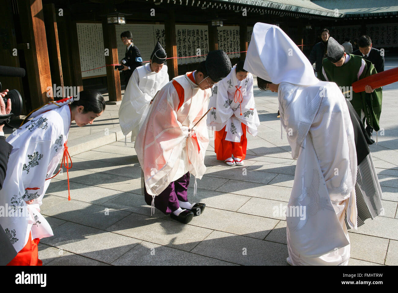 Kimono bowing hi-res stock photography and images - Alamy