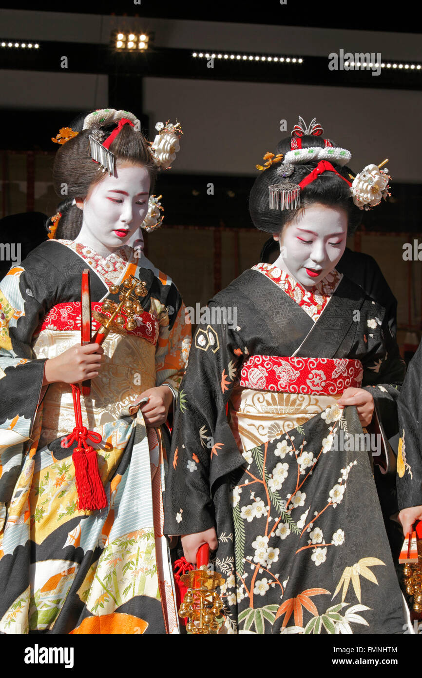 Japan; Kyoto; Yasaka Shrine, Setsubun Festival, maikos, people, traditional  dress Stock Photo - Alamy