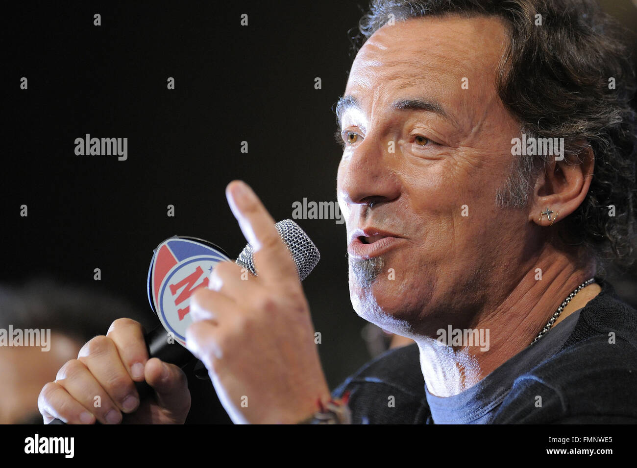 Bruce springsteen, 2009 super bowl hi-res stock photography and images -  Alamy