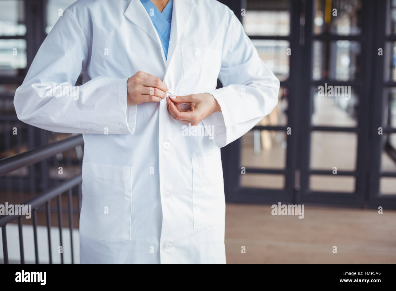 Doctor wearing white lab coat hi-res stock photography and images - Alamy