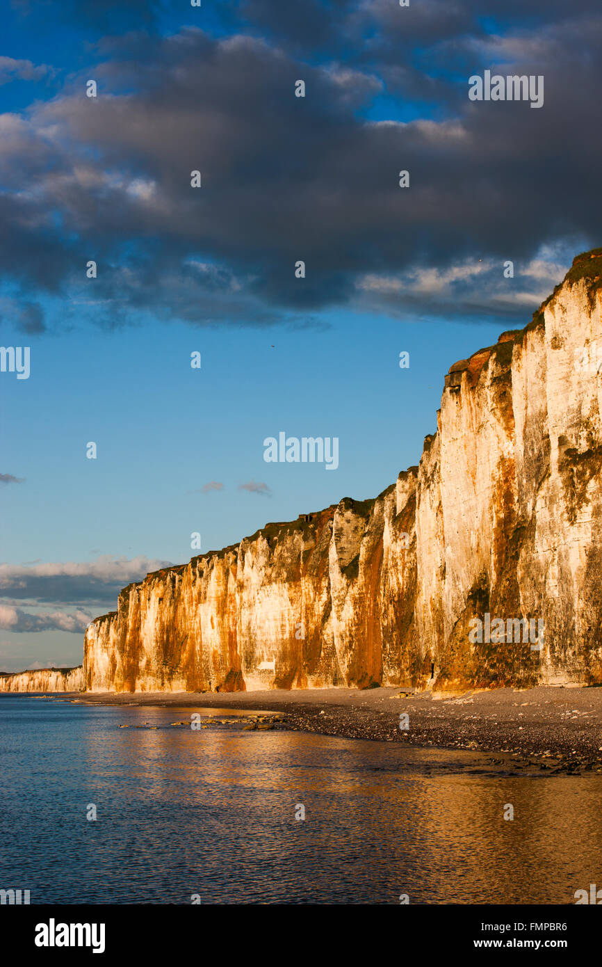 Chalk cliffs on the coast near Saint-Valery-en-Caux, Département Seine-Maritime, Normandy, France Stock Photo