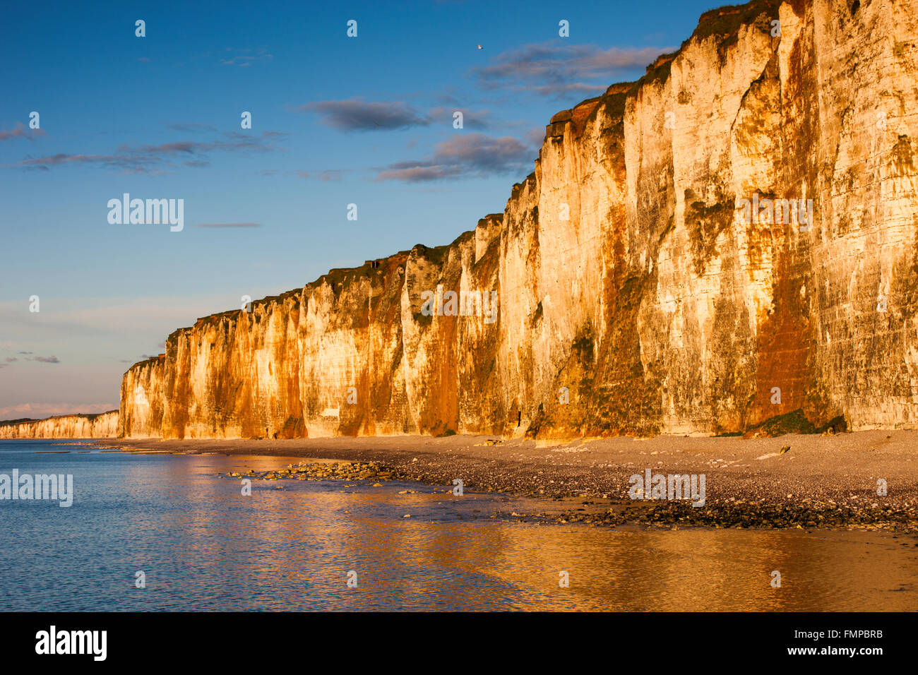 Chalk cliffs on the coast near Saint-Valery-en-Caux, Département Seine-Maritime, Normandy, France Stock Photo