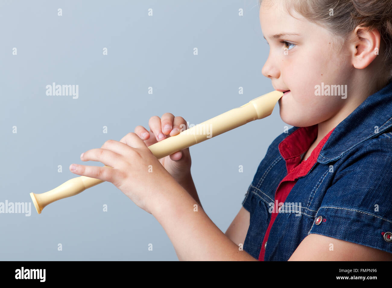 Play the flute. Игра на флейте. Человек с флейтой. Флейта в руках. Девочка играет на флейте.