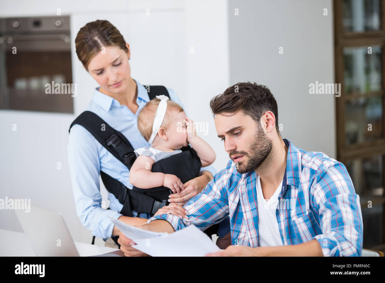 Размер алиментов на 2 детей и мать в декрете. Мужчина с ребенком. Алименты декретный отпуск. Алименты на двоих детей и жену в декрете. Папа в декрете.