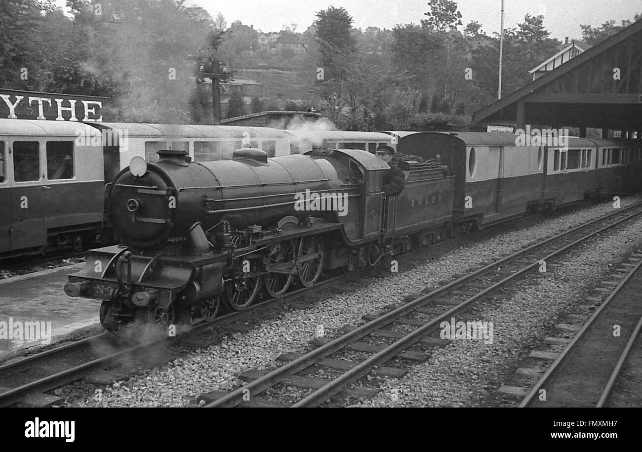 A train waits to depart from Hythe station on the Romney, Hythe and Dymchurch narrow gauge railway in Kent in the 1950s Stock Photo