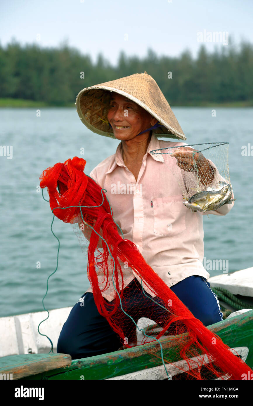 Fisherman showing off his catch, Thu Bon River, Hoi An, Vietnam Stock Photo