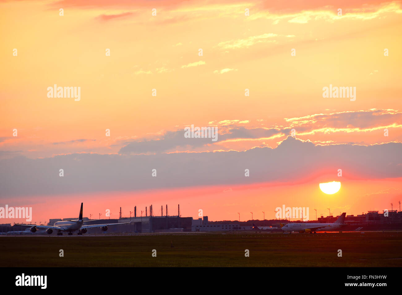 sunset, sunrise, hangar, sun, red sky, aircraft, roll out, hangar, Munich Airport, MUC, EDDM, Airport Munich, Erding, Freising, Stock Photo