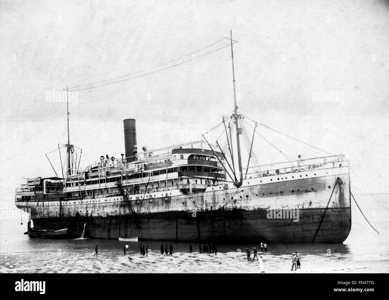 AJAXNETPHOTO - AJAX VINTAGE PICTURE LIBRARY COLL. - TROOPSHIP AGROUND - HMT PROFESSOR (6500 TONS). BUILT BY BREMER VULKAN,VEGESACK, 1903 AS PROFESSOR WOERMANN FOR WOERMANN LINE (GERMAN EAST AFRICA SERVICE). AGROUND AT BEIRA, EAST AFRICA WHILE TRANSPORTING IMPERIAL AND COLONIAL DETAILS ON 28 MARCH. VESSEL SEIZED BY UNIT OF CUMBERLAND TROOPS (HMS CARNARVON) AT CAPE VERDE ISLANDS ON 23 AUG 1914. SHIP SPRANG RIVETS ON GROUNDING WAS PATCHED UP AND TOWED TO DURBAN FOR REPAIRS.   PHOTO:AJAX VINTAGE PICTURE LIBRARY  REF:AVL HMT PROFESSOR Stock Photo