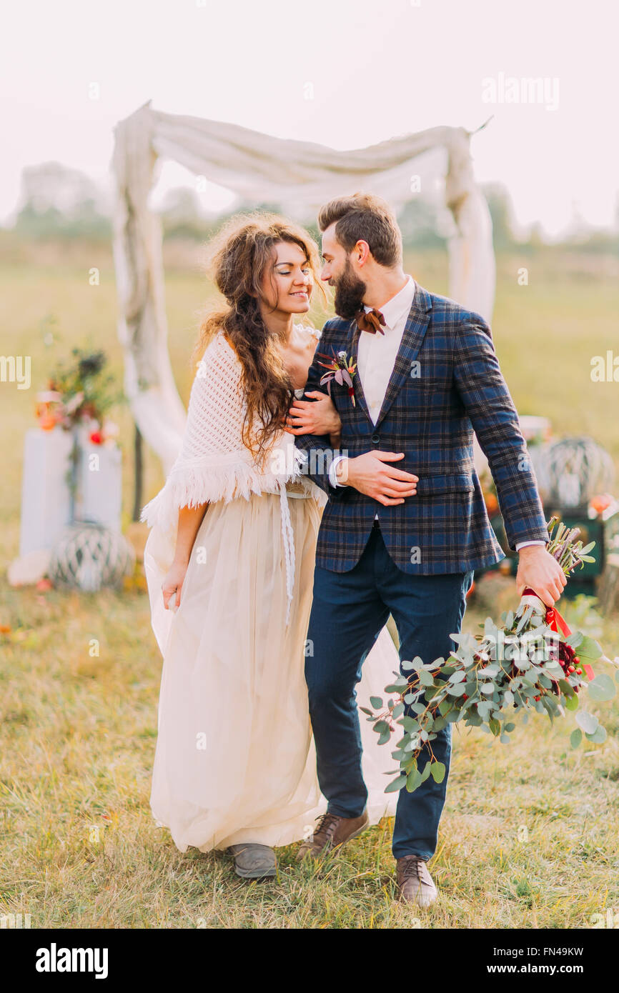 Happy wedding couple walking hi-res stock photography and images - Alamy