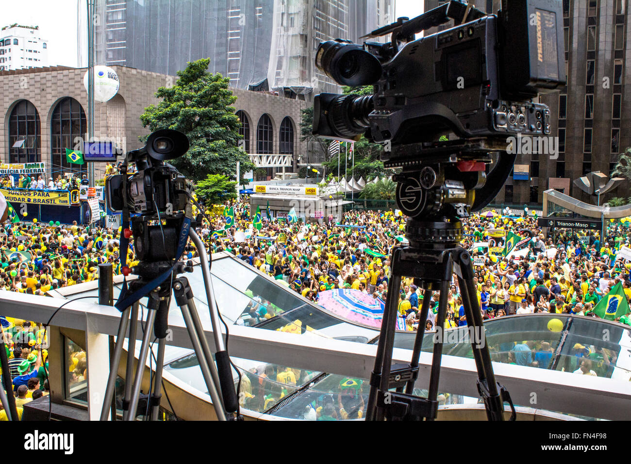 Sao Paulo, Brazil, 13 March 2016: Millions of Brazilians took to the streets to protest against the government of Dilma Rousseff and ask for her impeachment. In Sao Paulo the demonstrations took place on Paulista Avenue and drew thousands of people and sound cars. From the windows of the buildings many people also supported the motion calling for the out of Dilma Rousseff and the end of corruption in Brazil. Credit:  Alf Ribeiro/Alamy Live News Stock Photo