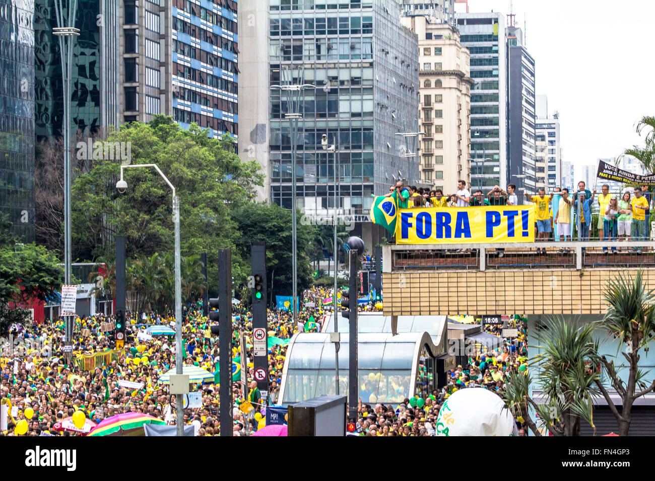 Sao Paulo, Brazil, 13 March 2016: Millions of Brazilians took to the streets to protest against the government of Dilma Rousseff and ask for her impeachment. In Sao Paulo the demonstrations took place on Paulista Avenue and drew thousands of people and sound cars. From the windows of the buildings many people also supported the motion calling for the out of Dilma Rousseff and the end of corruption in Brazil. Credit:  Alf Ribeiro/Alamy Live News Stock Photo
