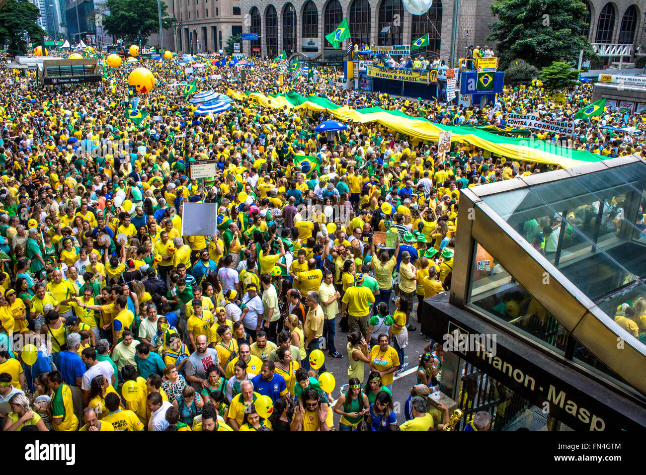 Sao Paulo, Brazil, 13 March 2016: Millions of Brazilians took to the streets to protest against the government of Dilma Rousseff and ask for her impeachment. In Sao Paulo the demonstrations took place on Paulista Avenue and drew thousands of people and sound cars. From the windows of the buildings many people also supported the motion calling for the out of Dilma Rousseff and the end of corruption in Brazil. Credit:  Alf Ribeiro/Alamy Live News Stock Photo