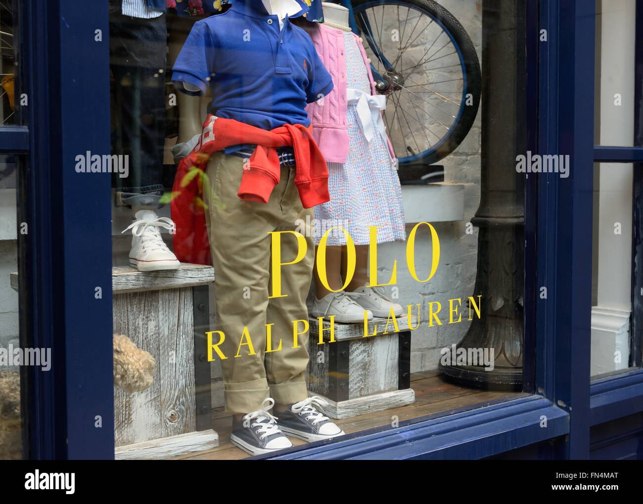 Designer clothes shop window hi-res stock photography and images - Alamy