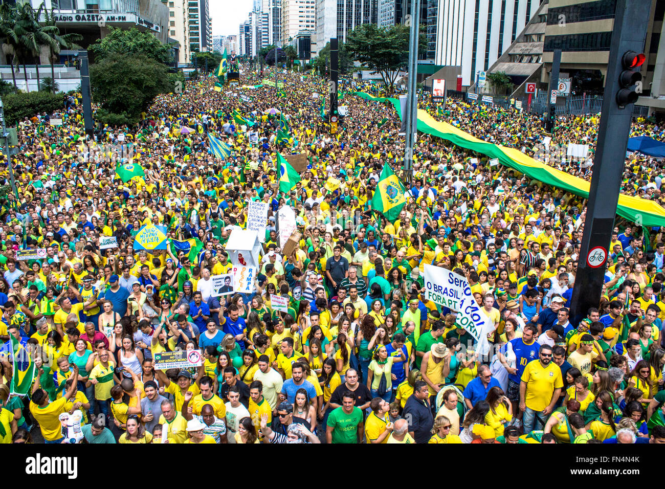 Sao Paulo, Brazil, 13 March 2016: Millions of Brazilians took to the streets to protest against the government of Dilma Rousseff and ask for her impeachment. In Sao Paulo the demonstrations took place on Paulista Avenue and drew thousands of people and sound cars. From the windows of the buildings many people also supported the motion calling for the out of Dilma Rousseff and the end of corruption in Brazil. Credit:  Alf Ribeiro/Alamy Live News Stock Photo