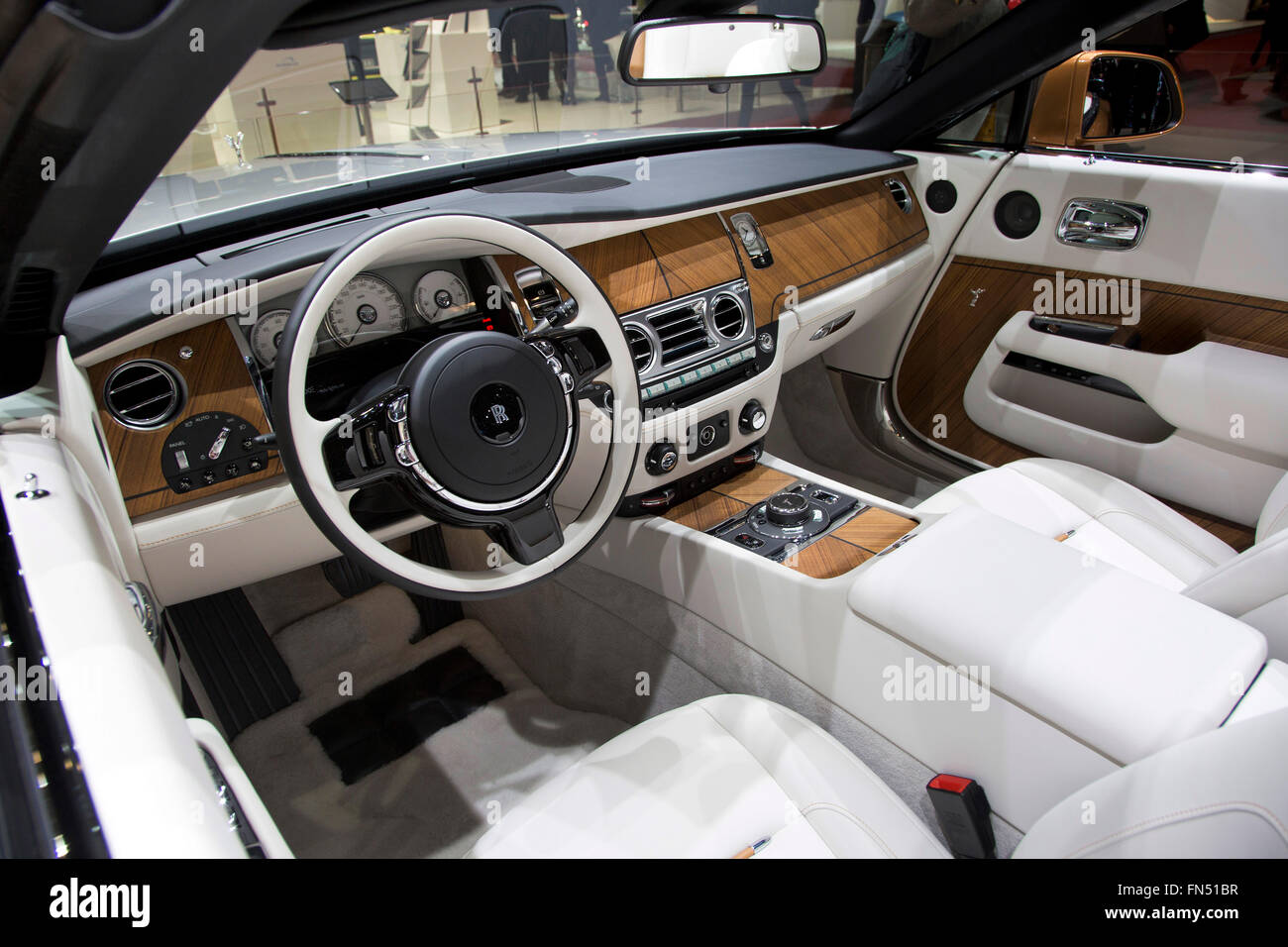 Chiêm ngưỡng mui trần RollsRoyce Dawn hàng thửa tuyệt đẹp  Báo Công an  Nhân dân điện tử