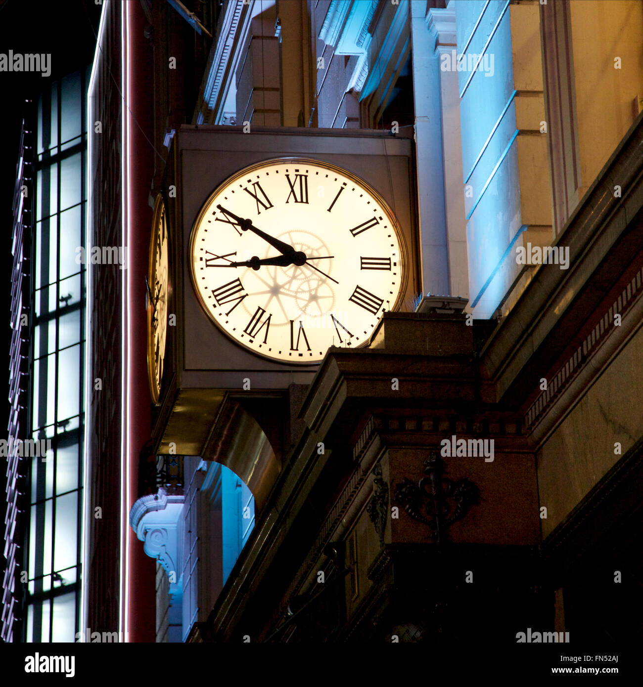 Clock new york night hires stock photography and images Alamy
