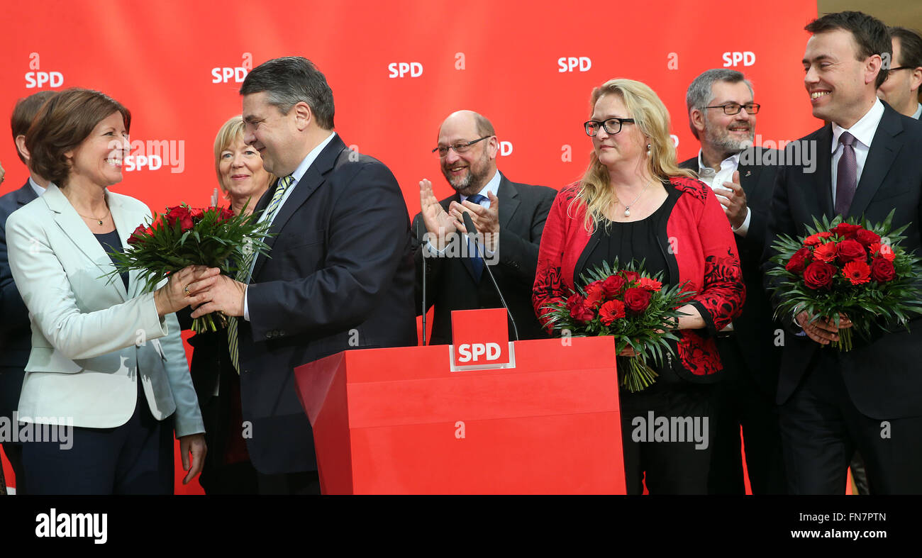 Berlin, Germany. 14th Mar, 2016. The Chairman of the SPD, Sigmar Gabriel (C) gives bouquets of flowers to the top candidates for the state parliament elections Nils Schmid (R-L, Baden-Wuerttemberg), Katrin Budde (Saxony-Anhalt) and Premier of Rhineland-Palatinate Malu Dreyer (L) at the party headquarter in Berlin, Germany, 14 March 2016. The state parliament elections in the three states took place the day before. Photo: Wolfgang Kumm/dpa/Alamy Live News Stock Photo