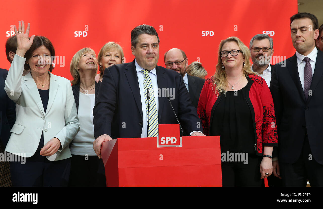 Berlin, Germany. 14th Mar, 2016. The Chairman of the SPD, Sigmar Gabriel (C) poses with the top candidates for the state parliament elections Nils Schmid (R-L, Baden-Wuerttemberg), Katrin Budde (Saxony-Anhalt) and Premier of Rhineland-Palatinate Malu Dreyer (L) at the party headquarter in Berlin, Germany, 14 March 2016. The state parliament elections in the three states took place the day before. Photo: Wolfgang Kumm/dpa/Alamy Live News Stock Photo