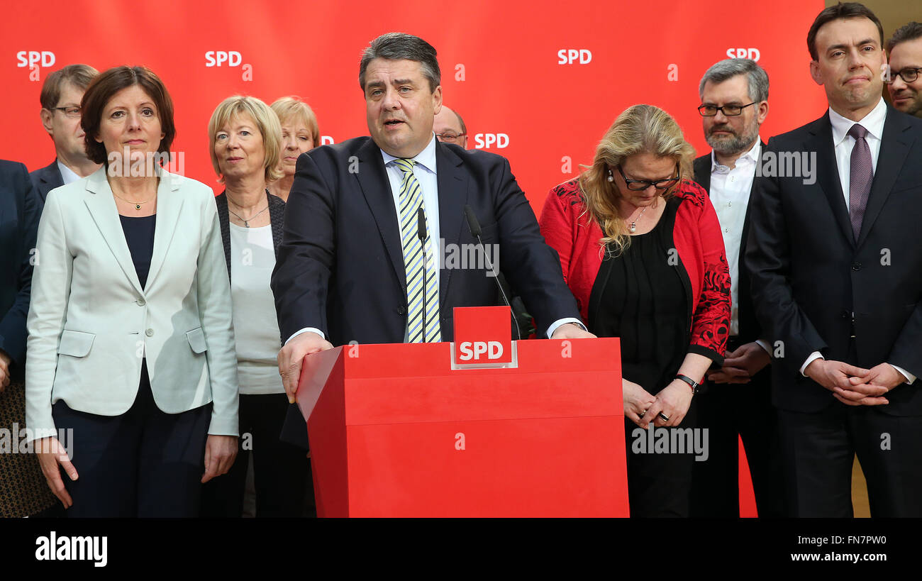 Berlin, Germany. 14th Mar, 2016. The Chairman of the SPD, Sigmar Gabriel (C) stands together with the top candidates for the state parliament elections Nils Schmid (R-L, Baden-Wuerttemberg), Katrin Budde (Saxony-Anhalt) and Premier of Rhineland-Palatinate Malu Dreyer (L) at the party headquarter in Berlin, Germany, 14 March 2016. The state parliament elections in the three states took place the day before. Photo: Wolfgang Kumm/dpa/Alamy Live News Stock Photo