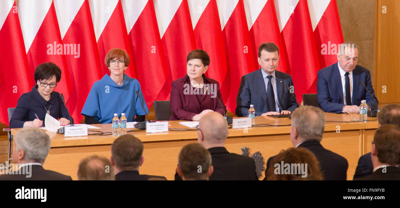 (from left) Minister Elzbieta Witek, Minister Elzbieta Rafalska, Prime Minister Beata Szydlo, Minister Mariusz Blaszczak and Minister Henryk Kowalczyk, during the conference with representatives of local government about the social 500+ program. (Photo by Mateusz Wlodarczyk / Pacific Press) Stock Photo