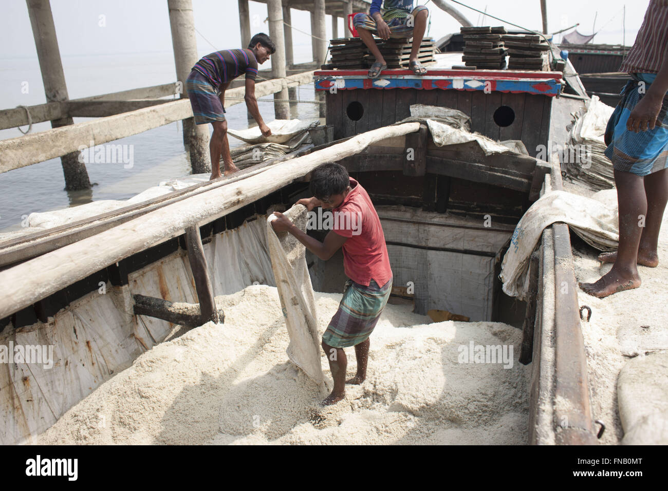 March 12, 2016 - Kutubdia, Bangladesh - Bangladeshi workers work in a boat loaded with salt at Kutubdia, around 400 Kilometers away from Dhaka, Bangladesh. (Credit Image: © Suvra Kanti Das via ZUMA Wire) Stock Photo