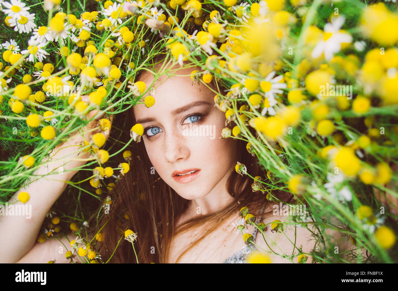 Portrait of young girl in chamomile field Stock Photo - Alamy