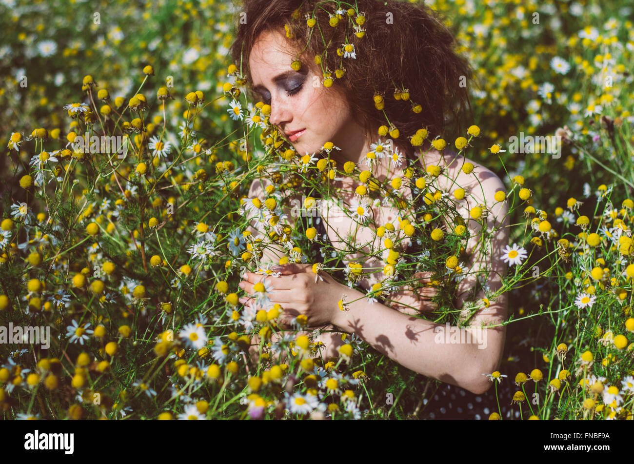 Portrait of young girl in chamomile field Stock Photo - Alamy