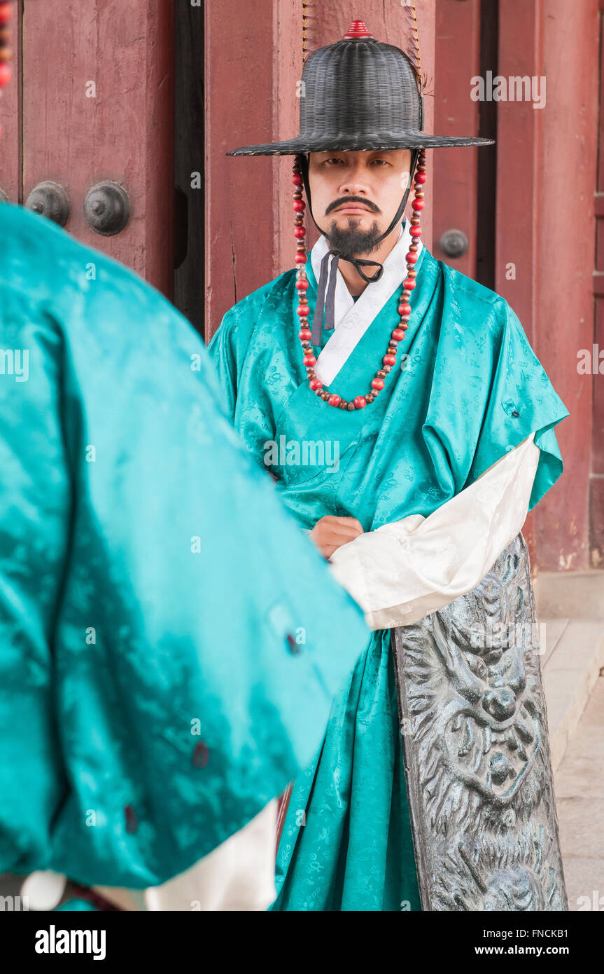 Changing of the guard at Gyeongbokgung palace, Seoul, South Korea Stock