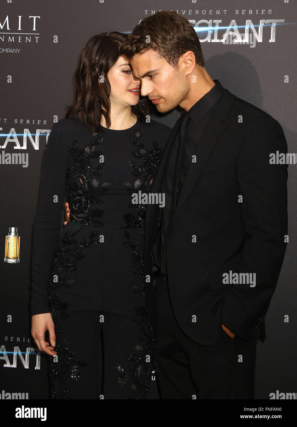 Theo James Divergent Movie Kiss(02)
