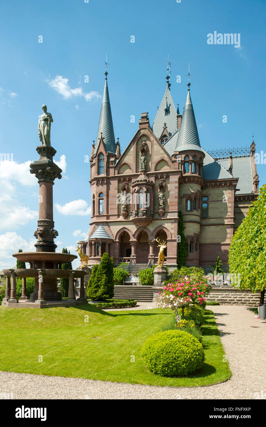 Deutschland, Königswinter, Drachenfels, das 1882 im historistischen Stil erbaute Schloss Drachenburg. Stock Photo