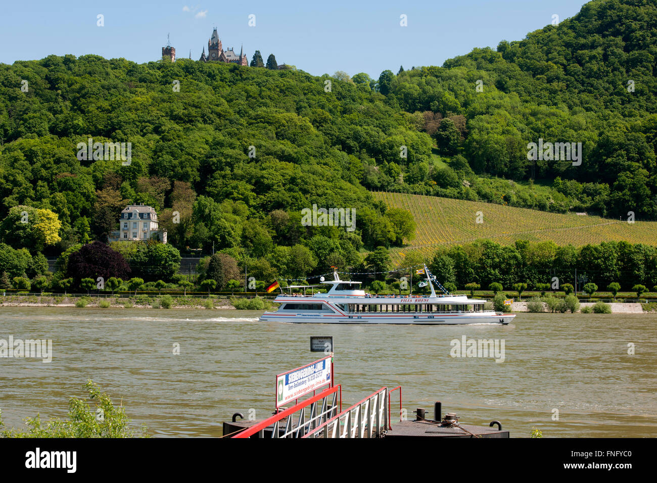 Deutschland, Nordrhein-Westfalen, Blick vom Schiffsanleger Bad Godesberg-Mehlem über den Rhein nach Königswinter zur Schloss Dra Stock Photo