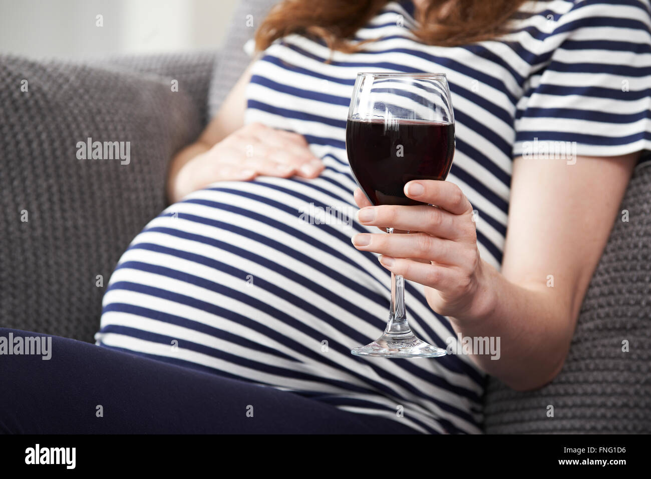 Pregnant women drinking alcohol hires stock photography and images Alamy