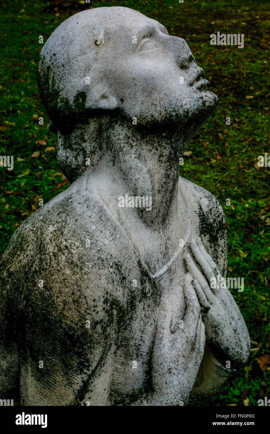 Kerepesi Cemetery (Fiumei uti nemzeti sirkert), Budapest, Hungary Grieving woman statue Stock Photo