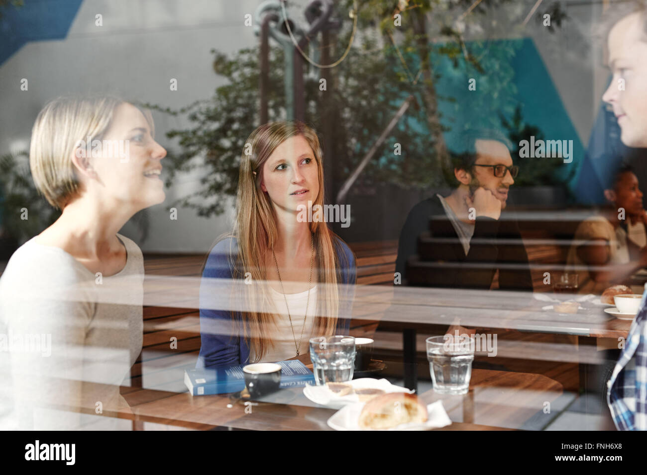Listening talk hi-res stock photography and images - Alamy