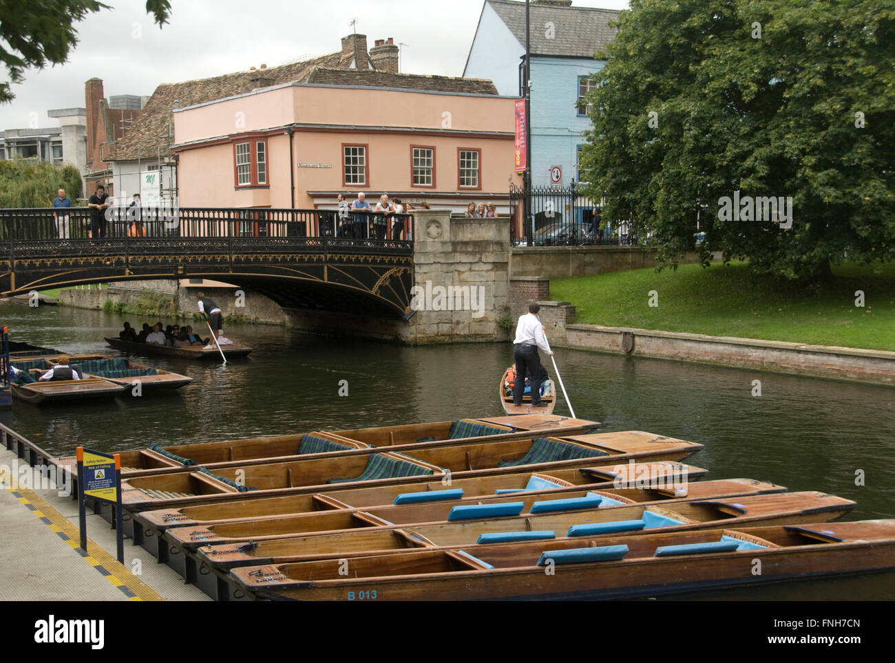 CAMBRIDGE;  BY QUAYSIDE; PUNTING ON THE CAM. Stock Photo
